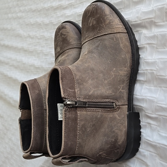 UGG ATTELL WATERPROOF LEATHER BOOTIE MOLE - Picture 1 of 8